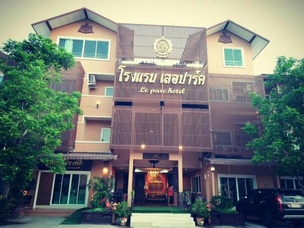 Le Parc Wangnang Hotel Phitsanulok Buitenkant foto