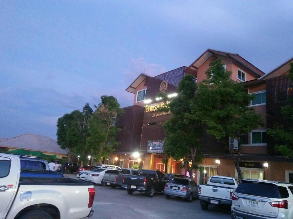 Le Parc Wangnang Hotel Phitsanulok Buitenkant foto