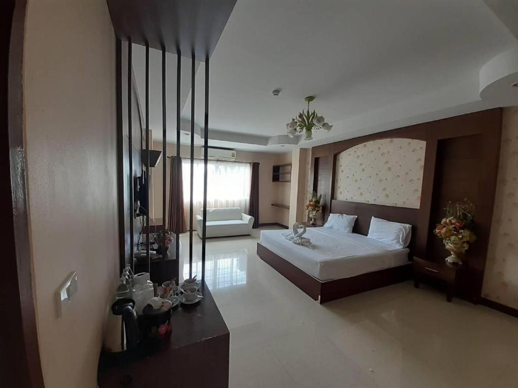 Le Parc Wangnang Hotel Phitsanulok Buitenkant foto