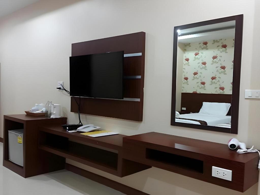 Le Parc Wangnang Hotel Phitsanulok Buitenkant foto